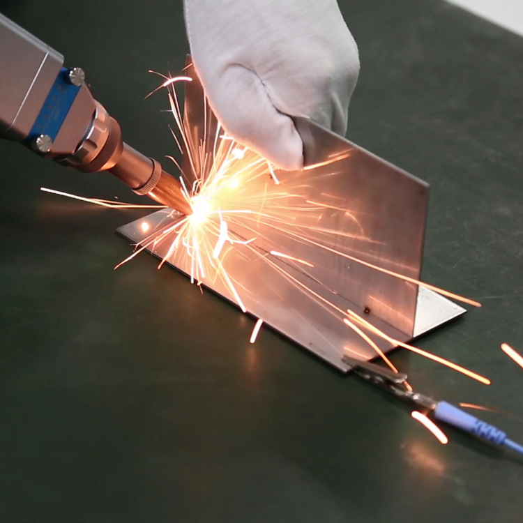 手持激光焊接機(jī) 手持激光焊接機(jī)